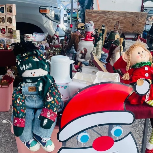 5 pound Christmas mystery box !! Mostly decorations figurines , garlands ect. - Picture 9 of 10